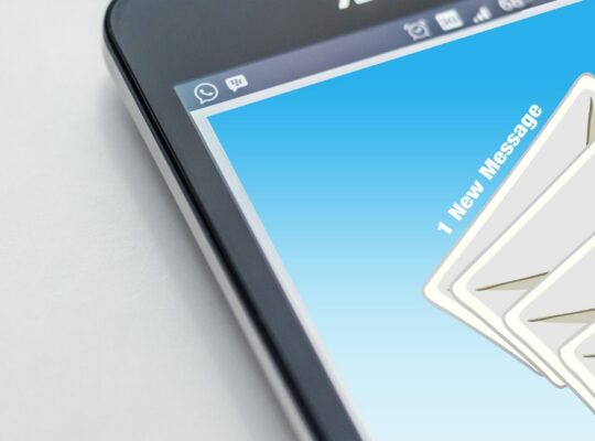 consejos para email marketing con un móvil con emails entrantes